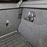 Sort bagagerumskrog monteret på originalt beslag i Volvo EX30/XC40/C40 bagagerum