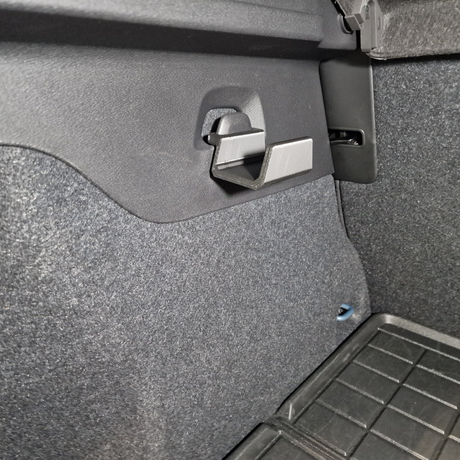 Nærbillede af bagagerumskrog monteret i sidevæggen på Volvo EX30/XC40/C40