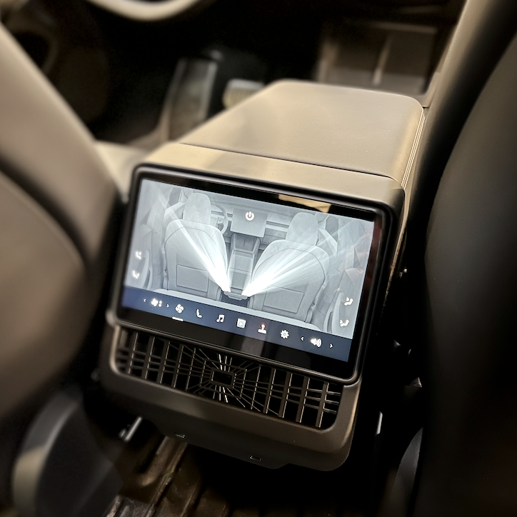 Beskyttelse til bagsiden af midterkonsollen monteret i Tesla Model 3 Highland med bagsædeskærm
