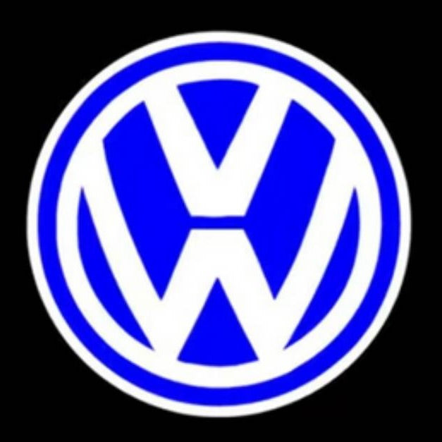Nærbillede af det blå VW-logo som projiceres af LED-lyset