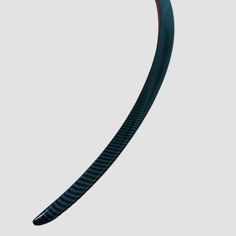 Spoiler i blank carbon-look til Tesla Model 3 Highland på hvid baggrund