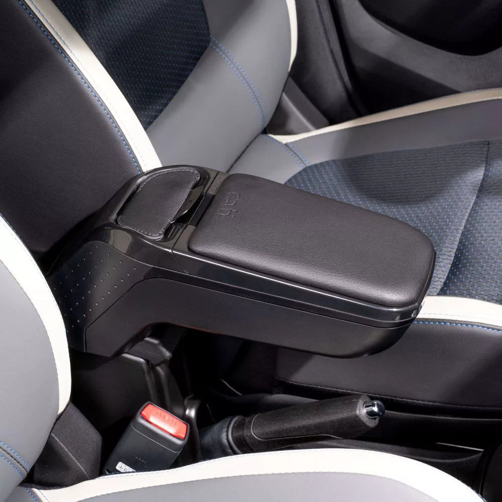 Sort RATI armlæn monteret på midterkonsollen i Citroën e-C3, set fra siden med låg lukket
