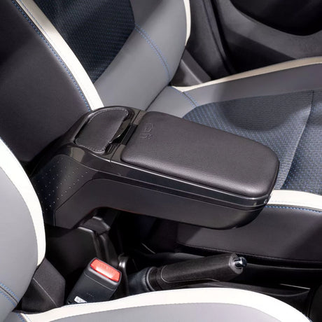 Sort RATI armlæn monteret på midterkonsollen i Citroën e-C3, set fra siden med låg lukket