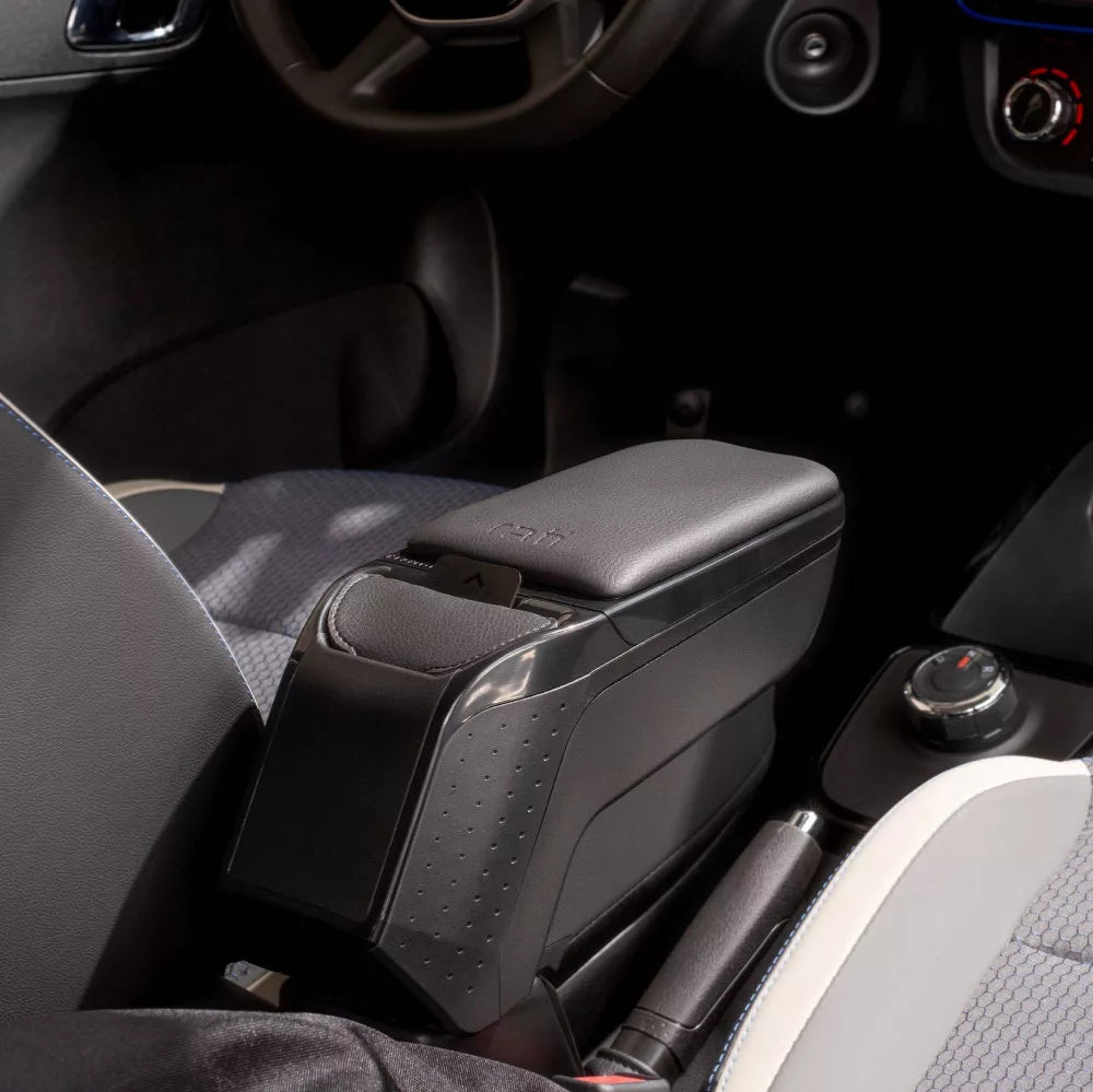 Sort RATI armlæn monteret i grå kabine i Citroën e-C3, set fra vinkel med udsigt til rat
