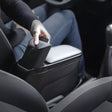Hånd justerer sort RATI armlæn monteret på midterkonsollen i Citroën e-C3