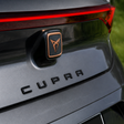 CUPRA emblem i sort på bagklappen af en bil