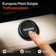 OOONO Co-Driver No1 trafikassistent monteret på instrumentbræt, finger trykker på knap