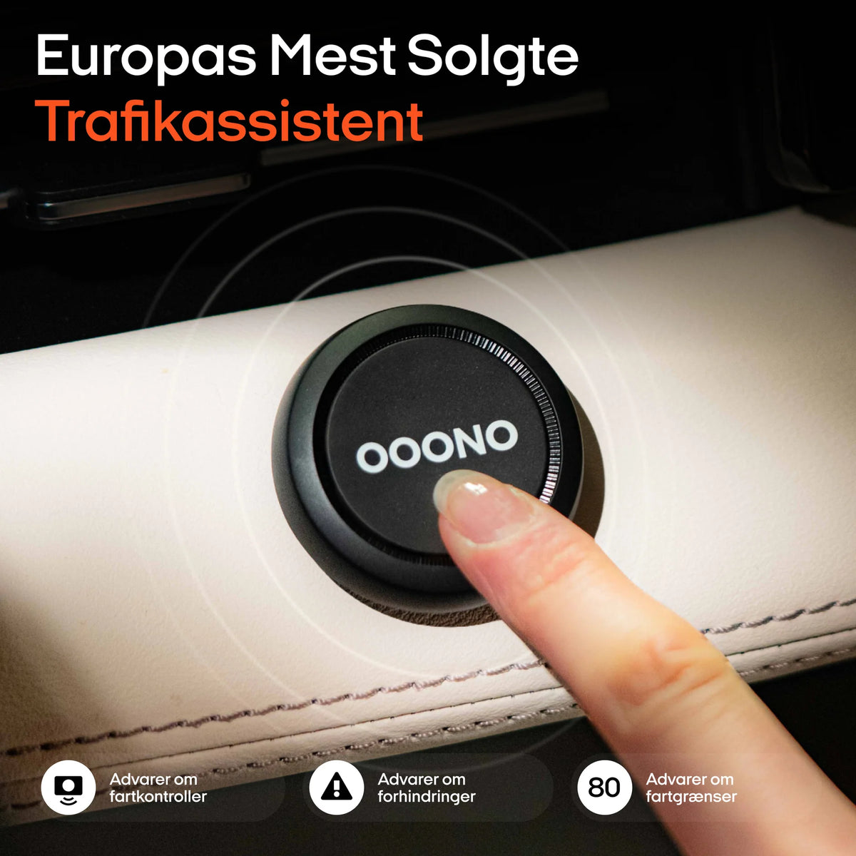 OOONO Co-Driver No1 trafikassistent monteret på instrumentbræt, finger trykker på knap