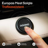 OOONO Co-Driver No1 trafikassistent monteret på instrumentbræt, finger trykker på knap