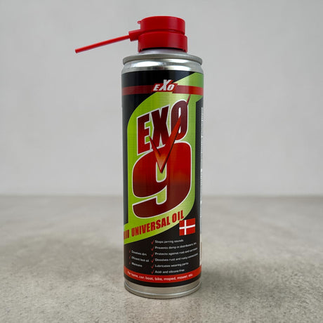 EXO 9 Universal Oil 250 ml. spraydåse stående på sten