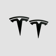 To sorte Tesla T-emblemer i ABS til Model 3/Y, produktbillede på lys baggrund