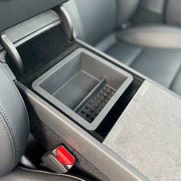 Grå opbevaringsboks med rum monteret under armlænet i en Tesla Model 3/Y