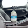 GCG Cockpit Cleaner spraydunk placeret på bilens midterkonsol