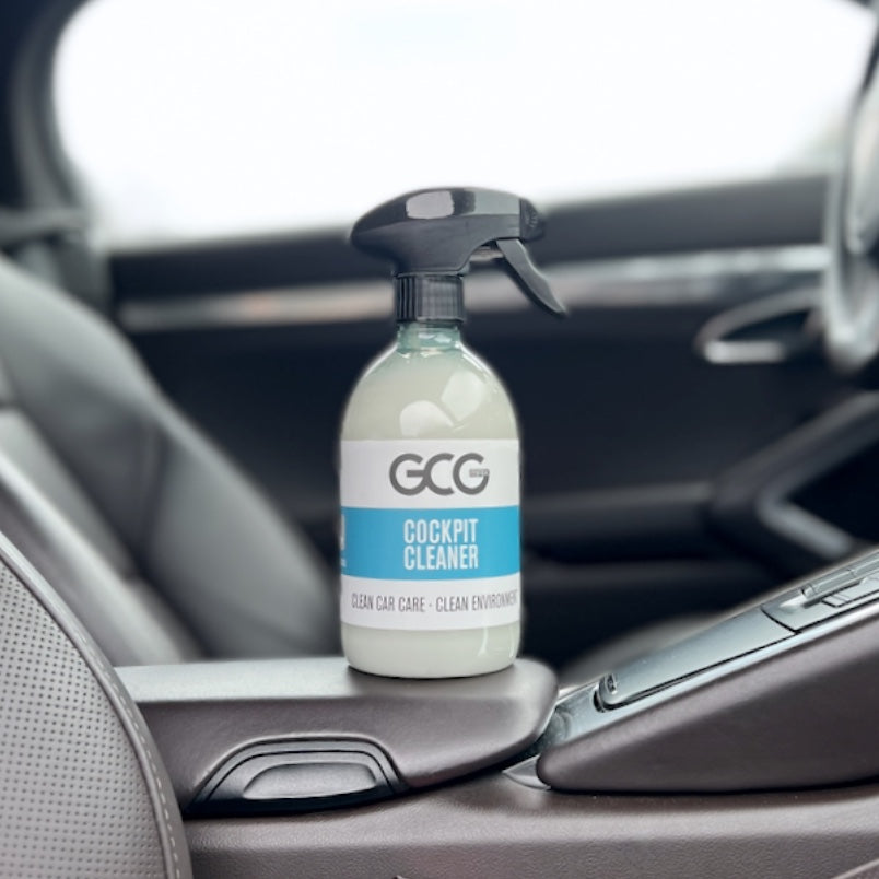 GCG Cockpit Cleaner spraydunk placeret på bilens midterkonsol