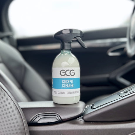 GCG Cockpit Cleaner spraydunk placeret på bilens midterkonsol