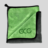 GCG MAX mikrofiberklud i grøn og mørkegrå, foldet og med logo.