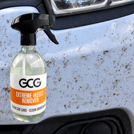 GCG Extreme Insect Remover sprøjteflaske foran en hvid bil med insektrester på fronten