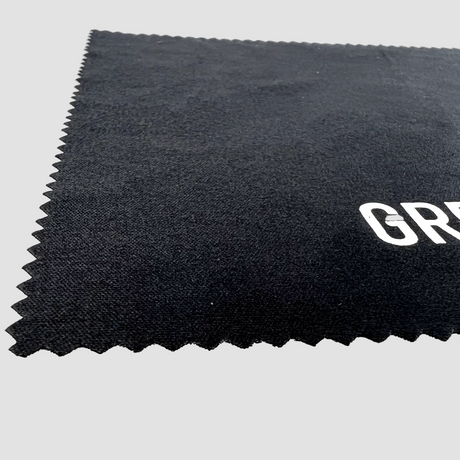 Sort mikrofiberklud med tandede kanter og "GRE" logo.