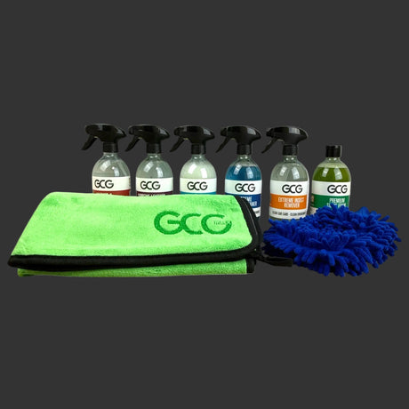 GCG MAX bilpleje produkter opstillet: seks spray-flasker, grøn mikrofiberklud og blå vaskehandske