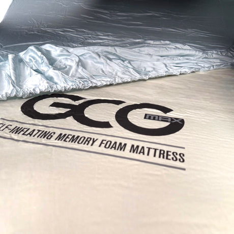 GCG MAX bambus lagen lagt over en madras, med GCG MAX logo.