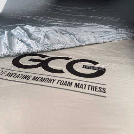 Bambus lagen fra GCG MAX lagt ud over en madras med synligt GCG MAX logo.