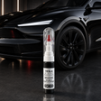 GCG lakstift til Tesla-fælge foran en sort Tesla med fokus på alufælgen