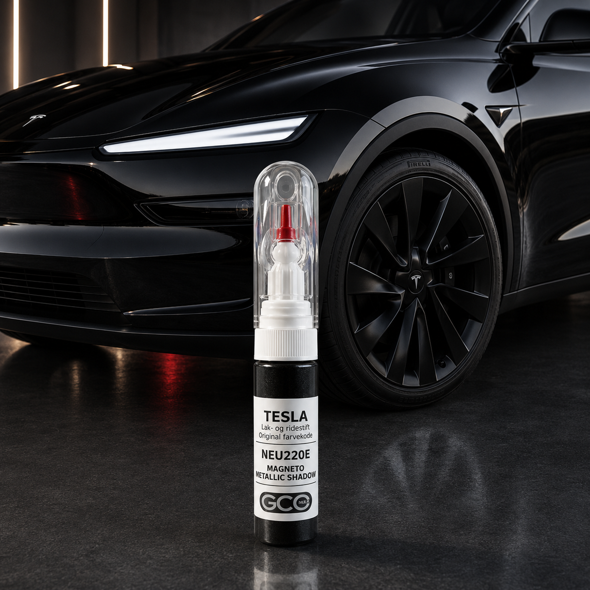 GCG lakstift til Tesla-fælge foran en sort Tesla med fokus på alufælgen