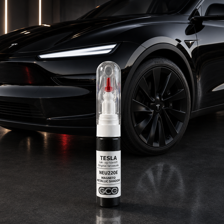 GCG lakstift til Tesla-fælge foran en sort Tesla med fokus på alufælgen