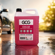 5 liters dunk GCG MAX EcoClear sommer-sprinklervæske med lyserød væske ved en bil