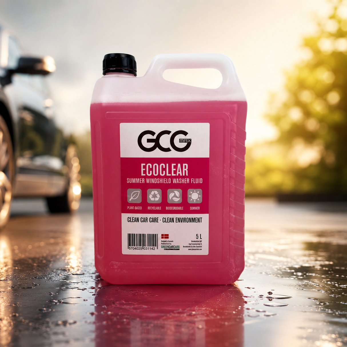 5 liters dunk GCG MAX EcoClear sommer-sprinklervæske med lyserød væske ved en bil