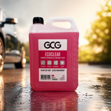 5 liters dunk GCG MAX EcoClear sommer-sprinklervæske med lyserød væske ved en bil