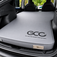 GCG MAX Luxus madras med memory foam i bagagerummet på en Tesla Model Y med nedfældede sæder