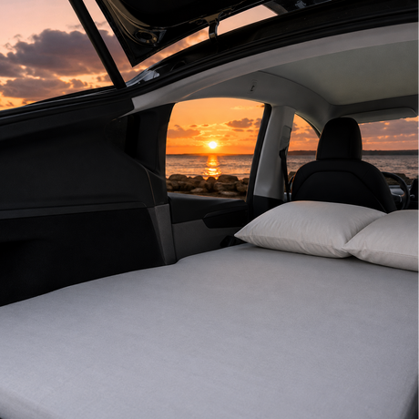 GCG MAX LuxusFlat madras opredt i Tesla Model Y med udsigt til solnedgang
