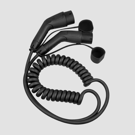 Sort spiral ladekabel med Type 2 stik i begge ender, produktbillede på lys baggrund
