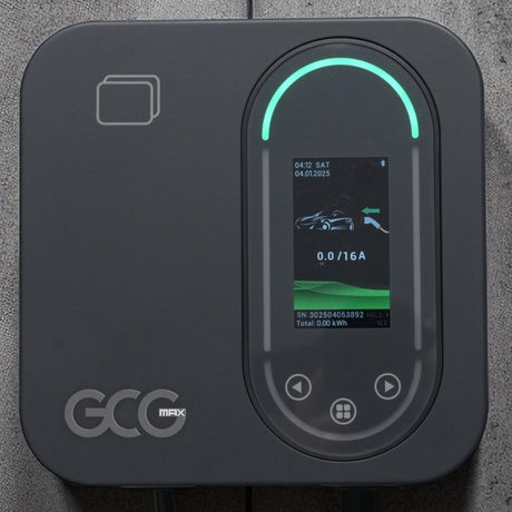 Nærbillede af GCG MAX ladeboks display med grøn LED-ring og LCD-skærm