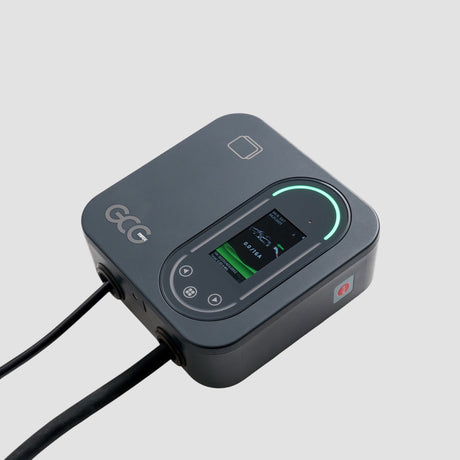 GCG MAX ladeboks set skråt med tilsluttet ladekabel, produktbillede