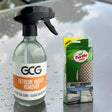 GCG Extreme Insect Remover sprayflaske og Turtle Wax insektsvamp stående på våd bilrude