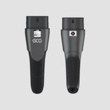 Nærbillede af to GCG ladekabel-stik med GCG-logo, set forfra