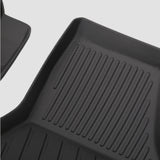 Detaljer af sort 3D All Weather måttesæt med riller til bilens bagagerum.