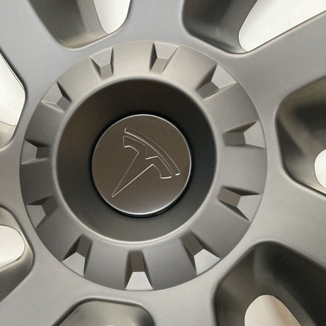Nærbillede af MV Spin hjulkapsel med Tesla logo