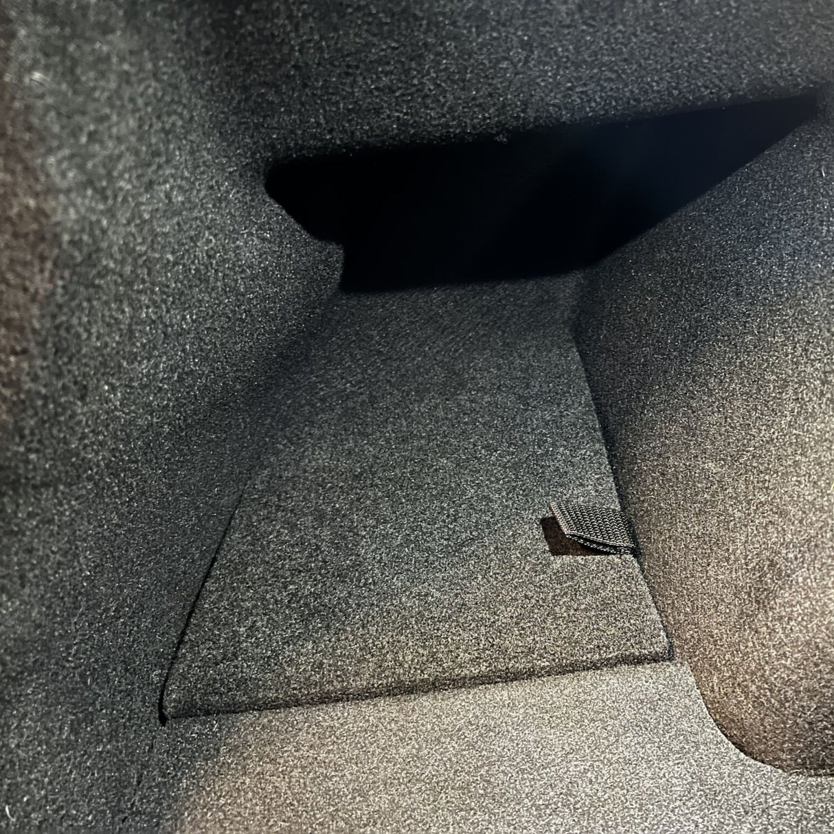 Lokk med filt-overflate, passer til Tesla Model 3 (bagasjerom)