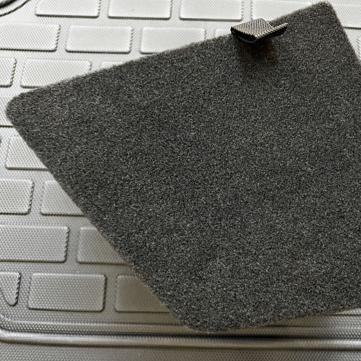 Lokk med filt-overflate, passer til Tesla Model 3 (bagasjerom)