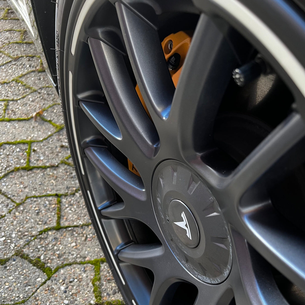 Kantbeskytter med selvlysende kant på Tesla Model 3 Highland fælg.