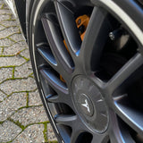 Kantbeskytter med selvlysende kant på Tesla Model 3 Highland fælg.