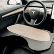 Foldebord med kulfiberlook i en Tesla Model 3-kabine.