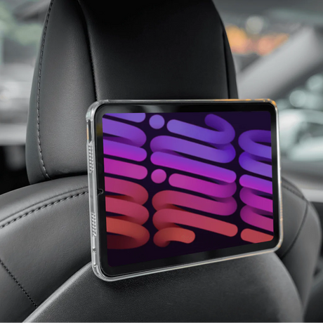 Tablet som hænger fast i magnet holderen. 