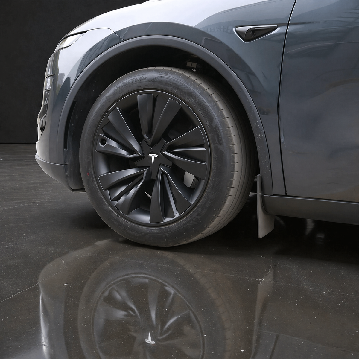MV Spiral hjulkapsel med Tesla-logo monteret på fælg, nærbillede af forhjul på Tesla Model Y Juniper