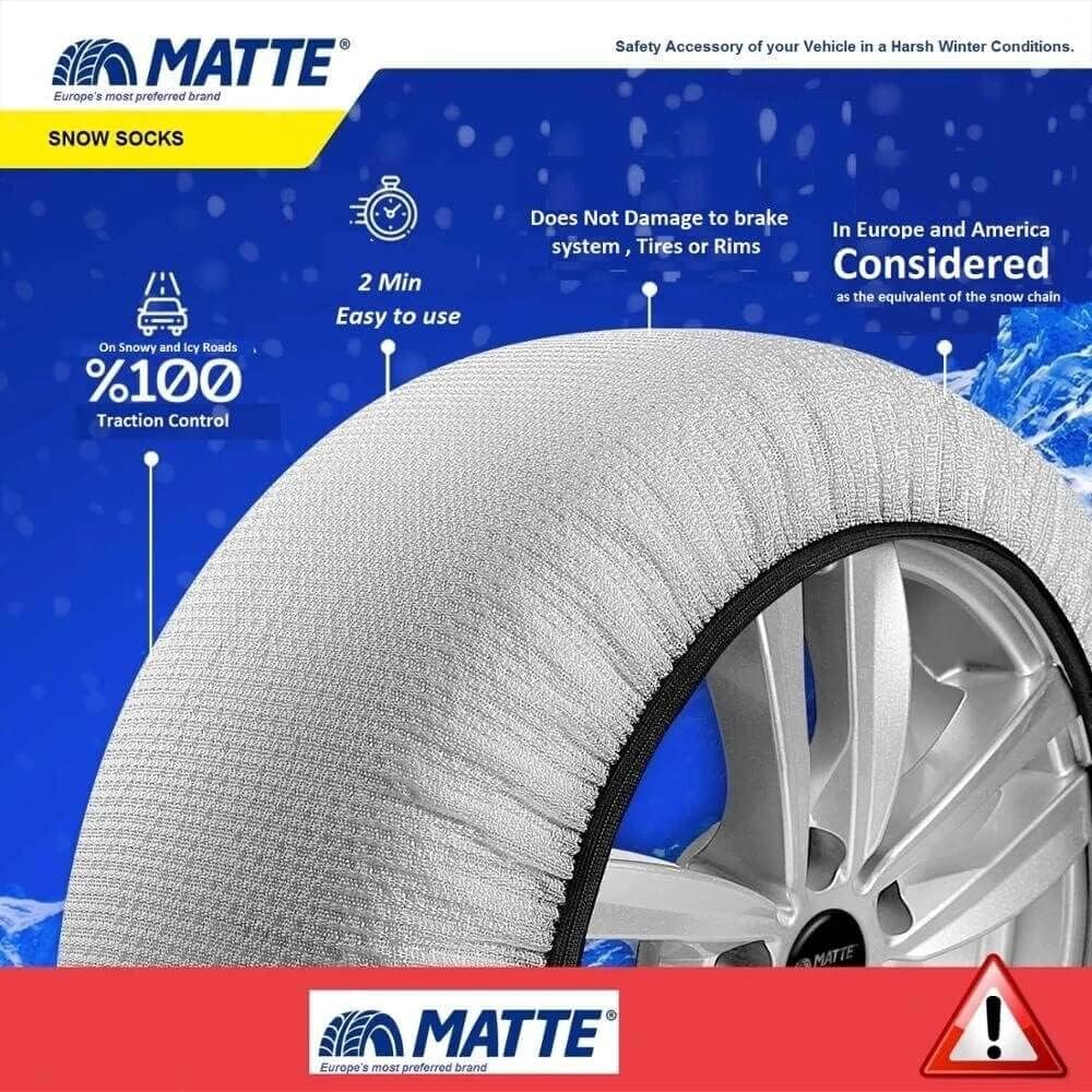 Hvide Matte snesokker monteret på bildæk i nærheden af sne.