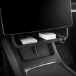 Opbevaringsbakke under skærm i Tesla Model 3/Y med opbevarede genstande