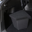 Sort opbevaringsboks med låg placeret i bagagerummet på en Tesla Model Y
